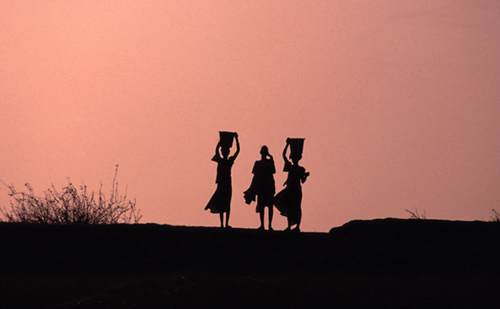 <em>Mary Altier: Women on Niger</em>, Mali