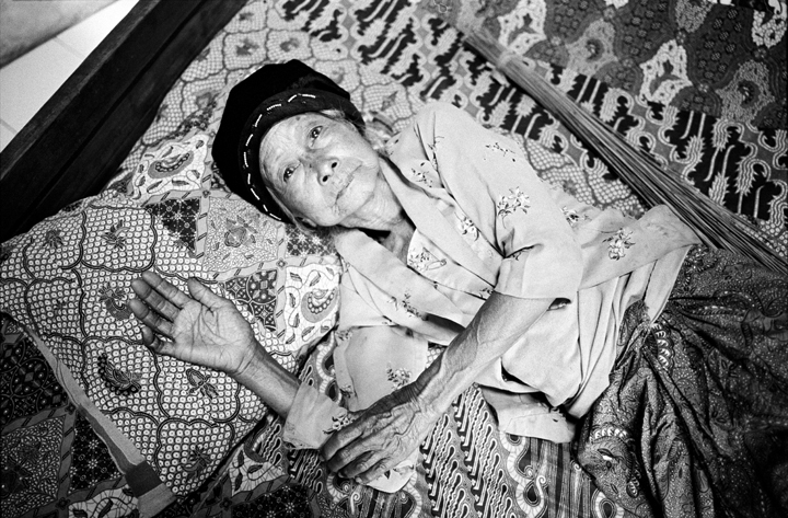 <strong>Second Place Winner</strong> <em>Merapi farmer wearing batik,</em> Marcela Taboada.