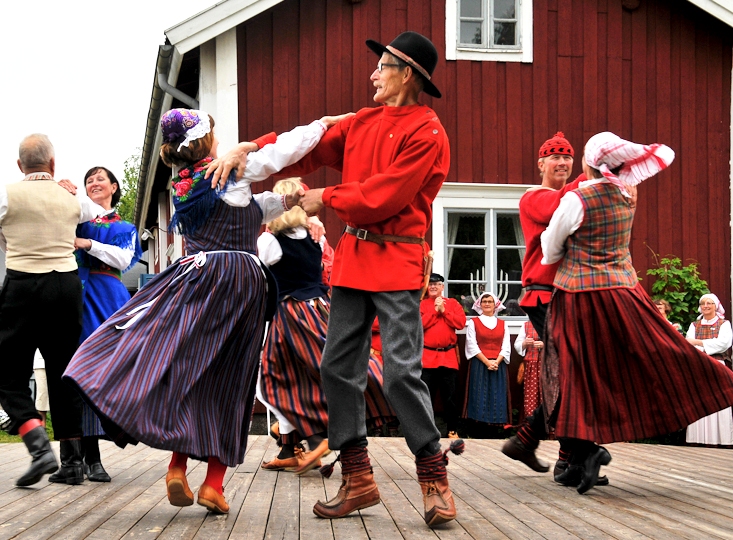 <em>Luleå Folk Dancing</em>, Lola Akinmade Åkerström 