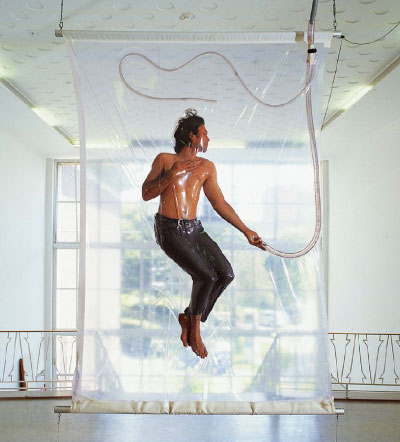 Lawrence Malstaf, Shrink, 1995. All Images courtesy of Museum fur Kunst und Gewerbe. (Click images to enlarge)