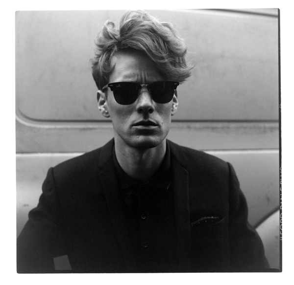 Suit jacket: <strong>Dior Homme</strong>, Polo shirt: <strong>Lacoste</strong>, Sunglasses: <strong>Ray Ban</strong>