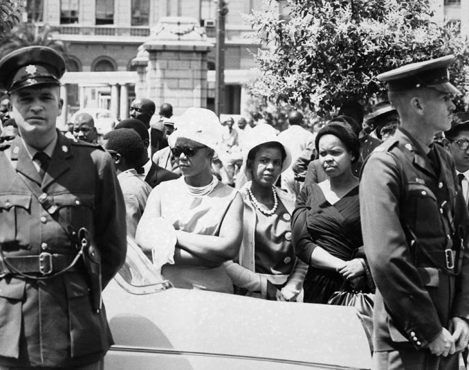 Alf Khumalo, South Africa goes on trial. Police and crowd outside court. Outside the palace of Justice during the Rivonia Trial, 1963. Courtesy of Bailey’s Archive. © Baileys Archives.