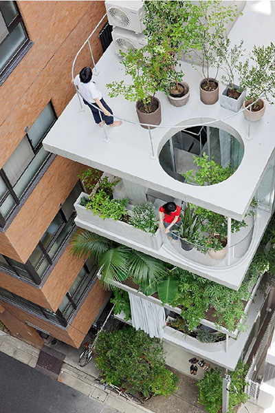 Garden and house, Tokyo, Japan, 2011.  By Office of Ryue Nishizawa, from <em>The Sky's the Limit.</em>  Copyright Gestalten, 2012.